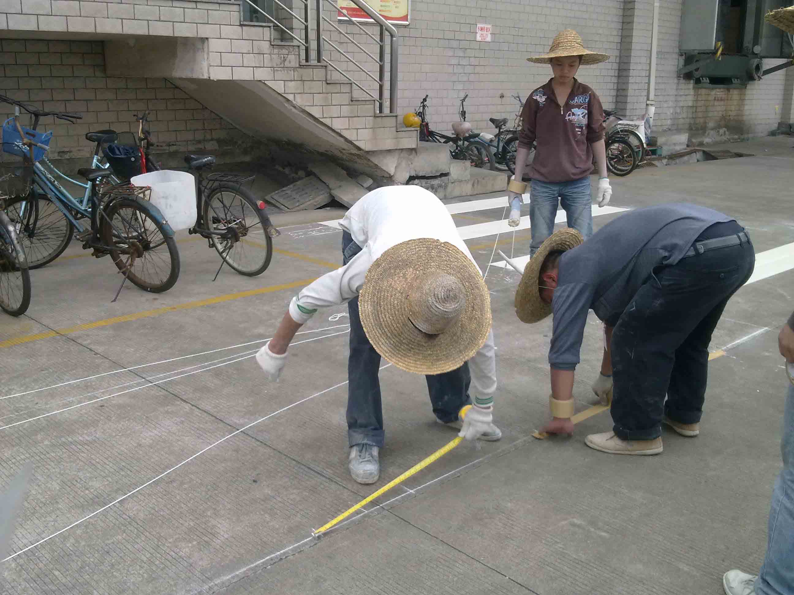 工廠道路劃線及交通設施施工全流程指南 標牌安裝與安全布局實踐